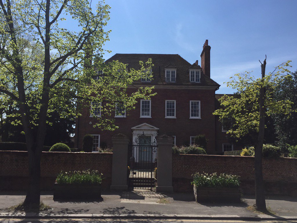 MissBalaratnam's tweet photo. Beautiful sunny day here in #Beaconsfield #CrazyBear #SThetics #sunshine #dontforgetyourSPF #skinhealth https://t.co/0kEjlk12X0
