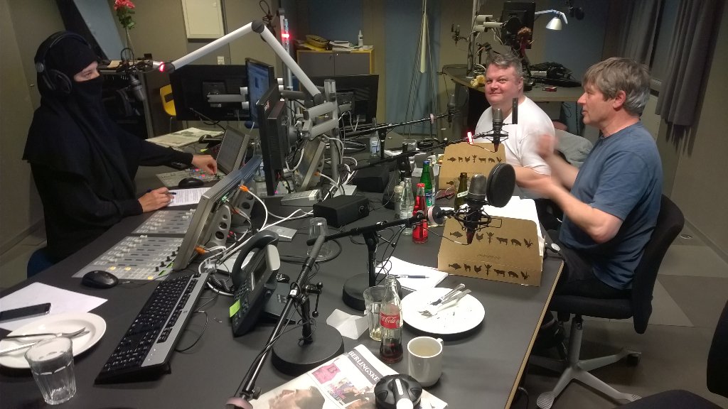 DennisFOA's tweet photo. Søndagsfrokosten - nu med niqab. 😊 #dkpol https://t.co/IwGUivu3vO