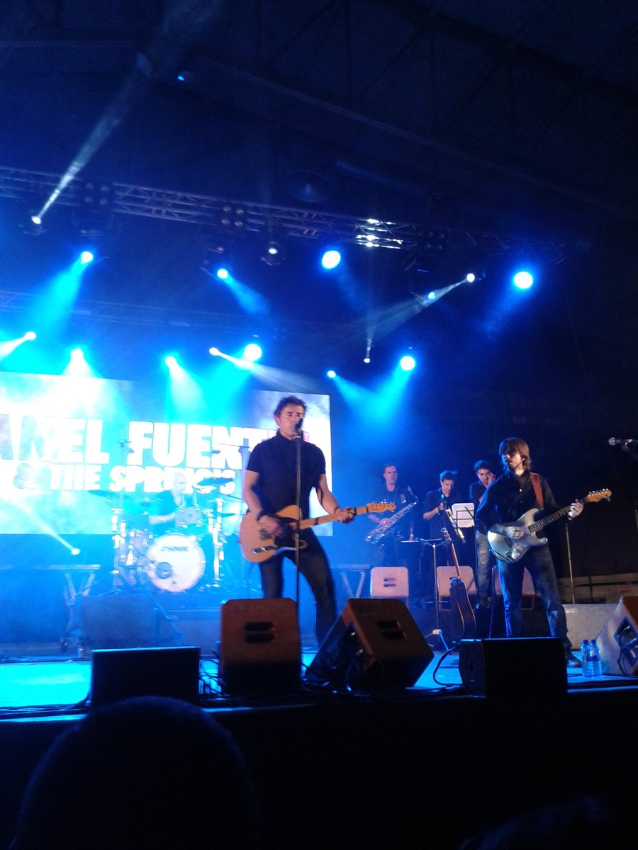 MerMerisanfeliu's tweet photo. Ahir a la nit concert genial del #manelfuentes & #springband a la # festamajor de #lleida. Un luxe! https://t.co/mtk7IaYRK6