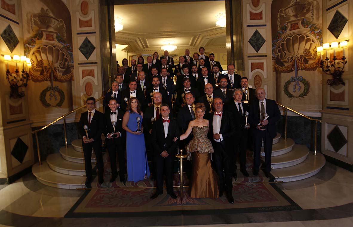 Fotografía de todos los galardonados en la V Gala de Premios <a href="/ElSuplemento_/">Premios El Suplemento</a> celebrada en @Westin_Palace