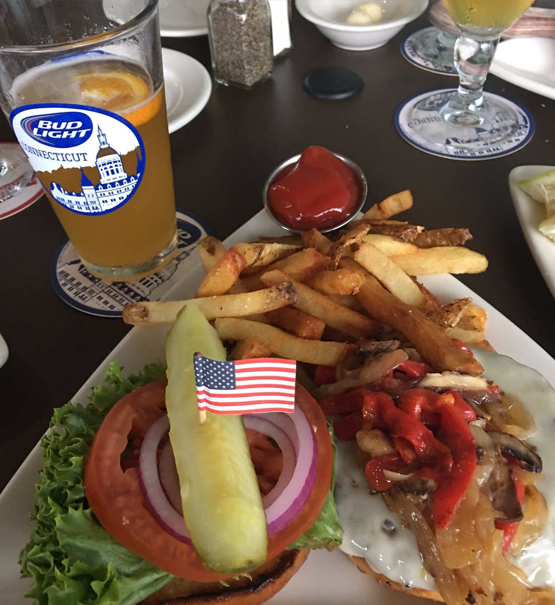 calliefbundy's tweet photo. It was like they knew I was coming haha🇺🇸🍔 #hotburg #pieholestuff #professionalamerican https://t.co/pdMP8Lq8m4