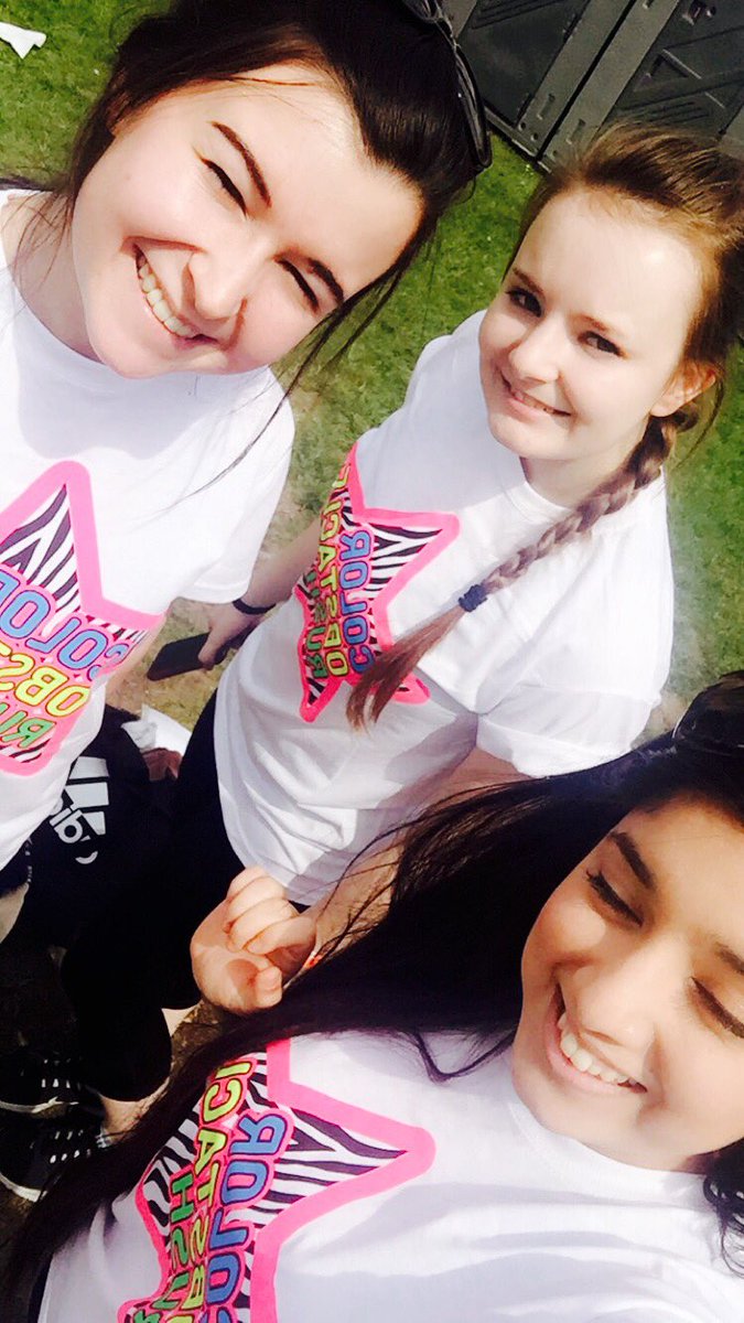 bee_6712's tweet photo. Taking a selfie in the sunshine is a lot harder than we make it look 💁🏻✌🏽️🏃🏻🏃🏼🏃🏽#colorobstaclerush 🎨 #coleabouttocry https://t.co/ugZBJbE8vR