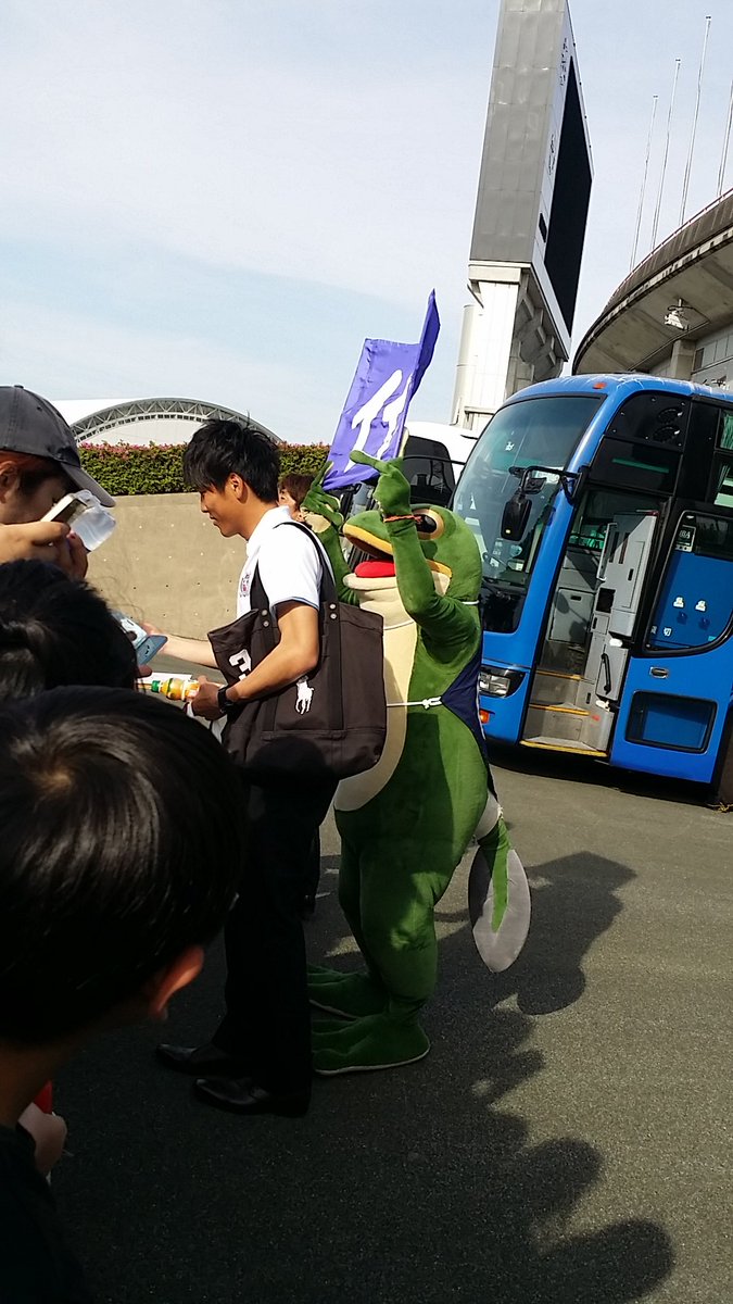 miki2010efc's tweet photo. ファンサをする代くんの後ろでずっとゲーフラを掲げる一平くん←それ、私の(笑)
一平くんはやっぱり人気者でした。
そしてホームでの勝利を見ることができて、富山行ってよかった！と心から思いました。代くんこれからも輝いて！ https://t.co/VfPbHIp6hF