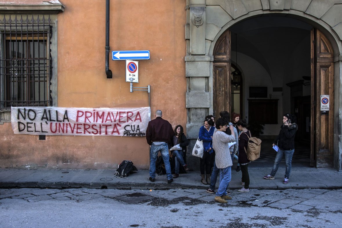 firenzedalbasso's tweet photo. Studenti contestano la farsa della “Primavera dell’Università”. Leggi di più su: https://t.co/BZbFxdrnRj https://t.co/M0LP61pZhk