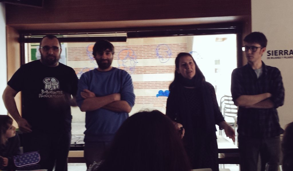 Marta_Al_VA's tweet photo. La peñita guapa presentando #EAAutoedicion #autogestion #fanzineo > #BrigadaMixta https://t.co/VVARloTbE2