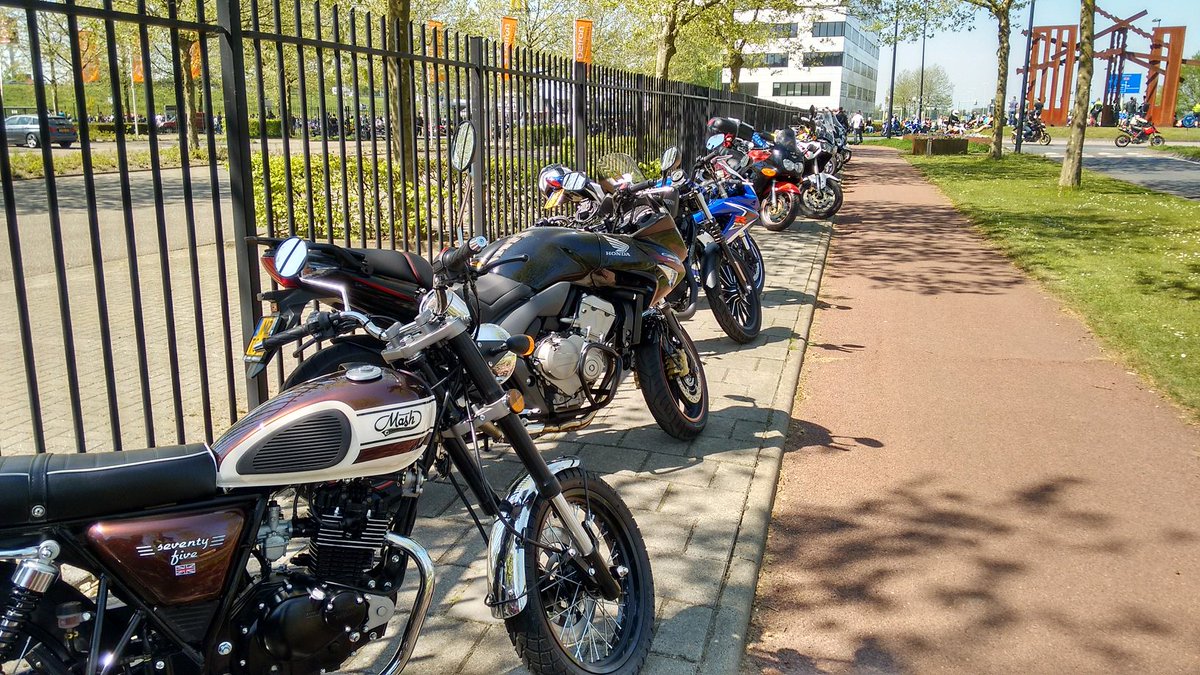 Startersmotor's tweet photo. Met de #Mash Seventy-Five #125cc vanmorgen op de @Motorforum Mega-Meeting in Veenendaal. #11kW. Binnenkort verslag! https://t.co/zFmpiyWRBl
