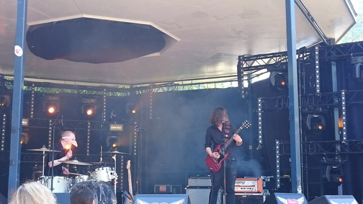 How fuck! Genialiteit alom van <a href="/strksky/">Storksky</a>! Knallen op <a href="/MamasPrideFest/">Mama's Pride Festival</a> #mmp16 #Storksky #CamielMusic