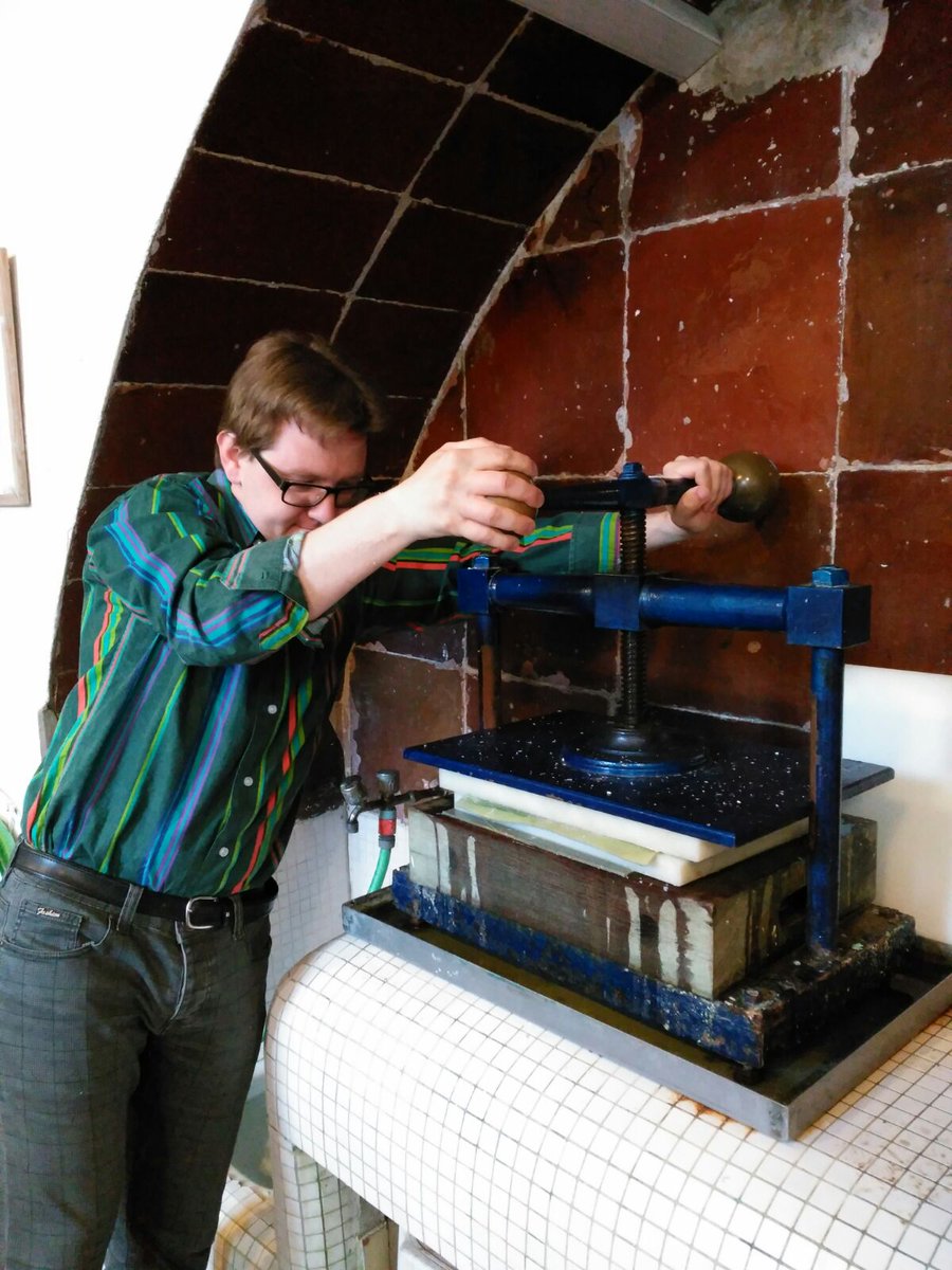 CarlesCuerva's tweet image. L'Arlet ja té paper de #Capellades del @mmp_capellades ,encara hi sou a temps avui! #PaPerPaPer #capelladinament