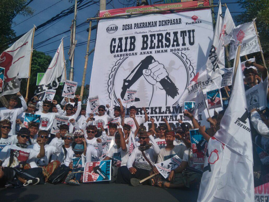 ForBALI13's tweet photo. GAIB (Gabungan Anak Imam Bonjol). Pemasangan Baliho &amp; Bendera Tolak Reklamasi Teluk Benoa 8/5/16 #balitolakreklamasi https://t.co/Dk0n62IIre