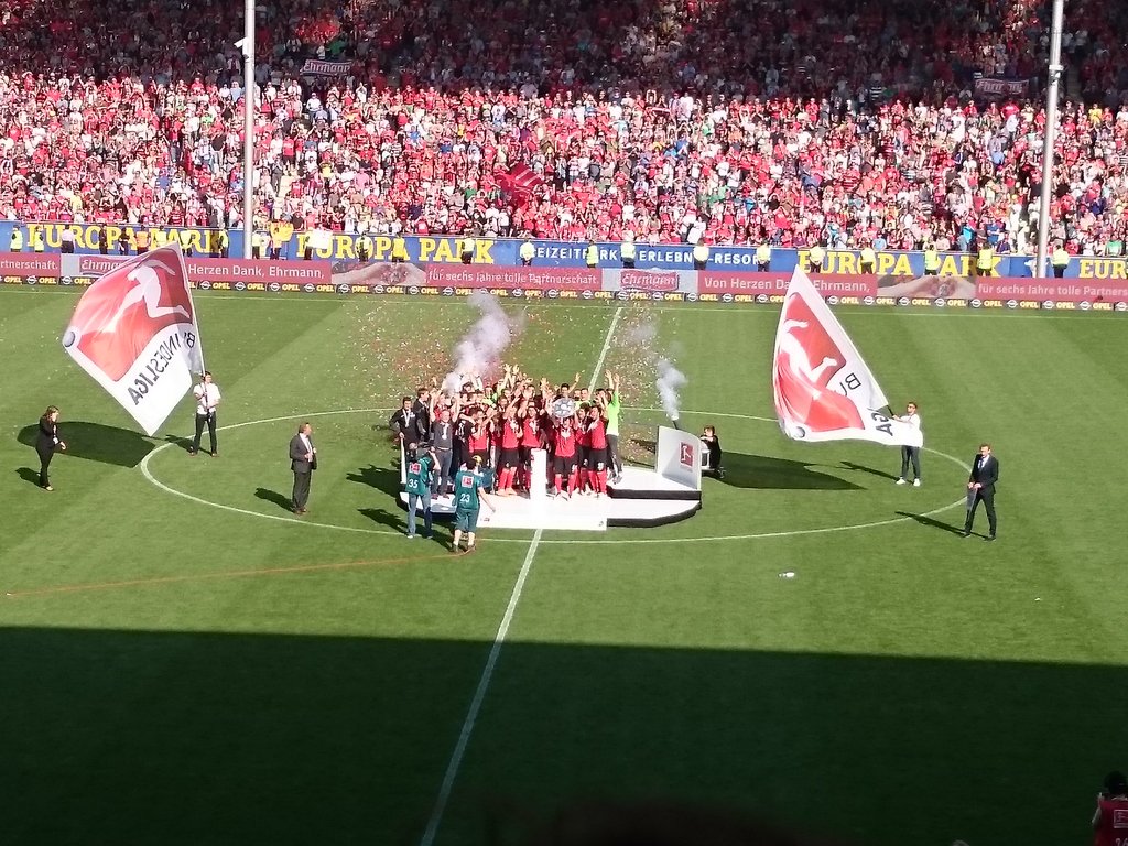 AdrianHartschuh's tweet photo. Da ist das Ding! #Radkappe #SCF #scffch https://t.co/aXDi8RbbhS