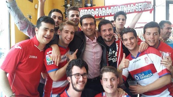 ideal_granada's tweet photo. Paco Cuenca, en Sevilla como un rojiblanco más https://t.co/6yqorVTRfs https://t.co/18QwBtsTbd