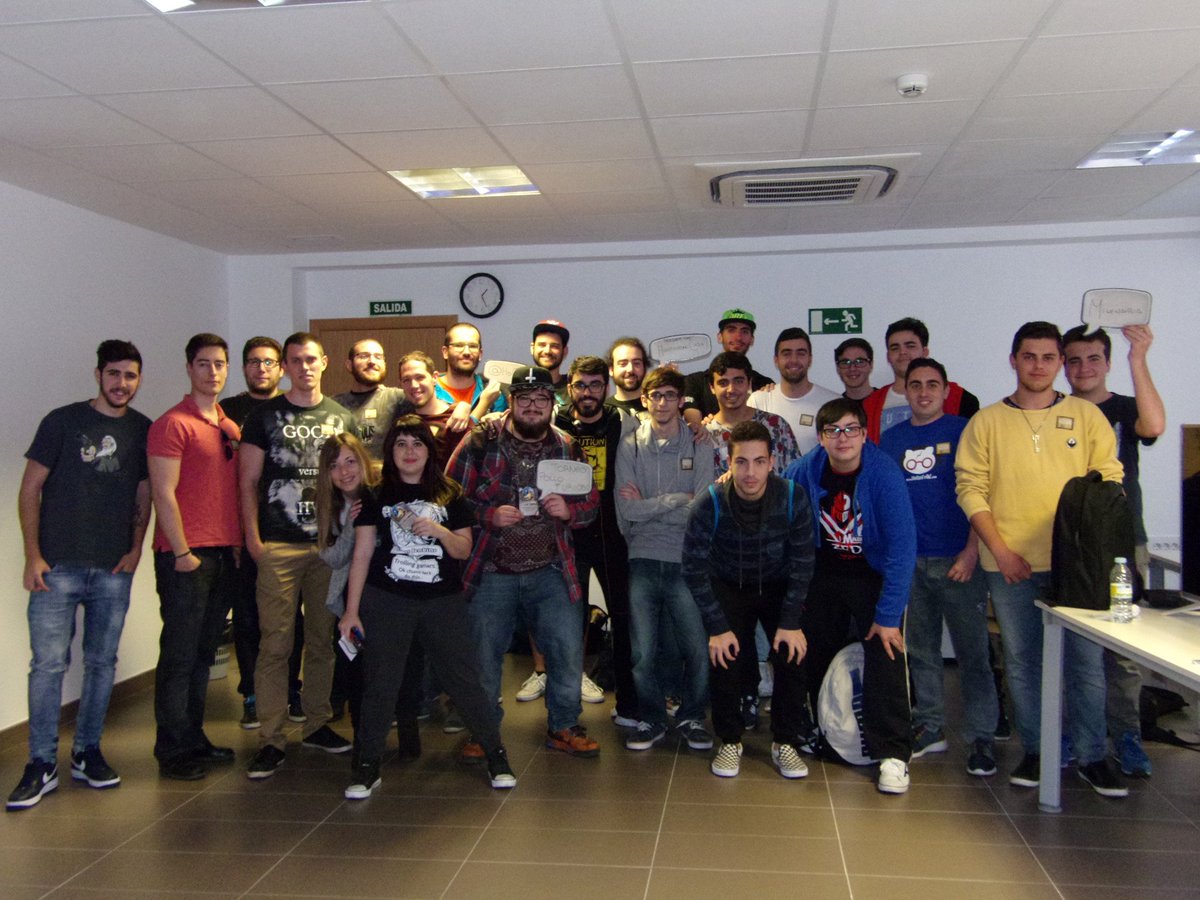 HSCadiz's tweet photo. El evento concluyó con la foto de familia, cada vez mas grande! Os esperamos en el próximo ^^ @BlizzardCSEU_ES https://t.co/ntoWvZBfvI