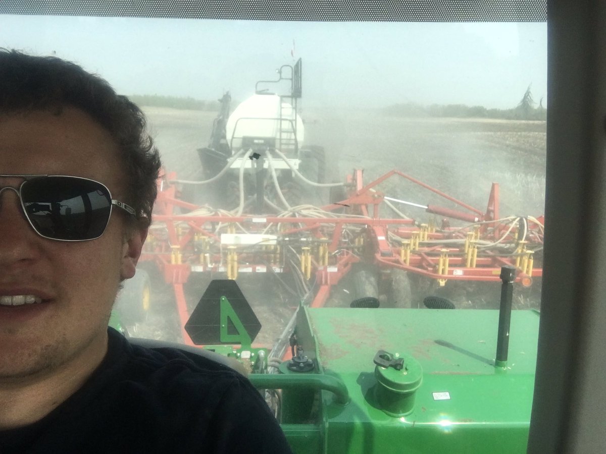 ColbyBecker61's tweet photo. Sure is a nice feeling to be seeding into great field conditions! #noneedfortowropes https://t.co/RKNx1c694v