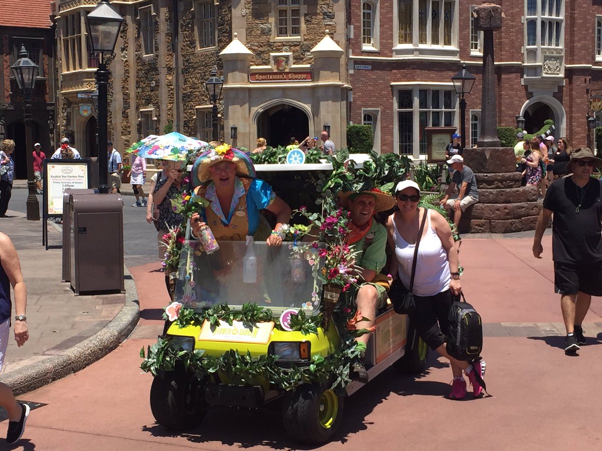montreal_mom's tweet photo. #flowermobile @epcot_center #freshepcot #flowers #disneymom @disneymoms #DisneySMMC https://t.co/2NBhYJ3qj2