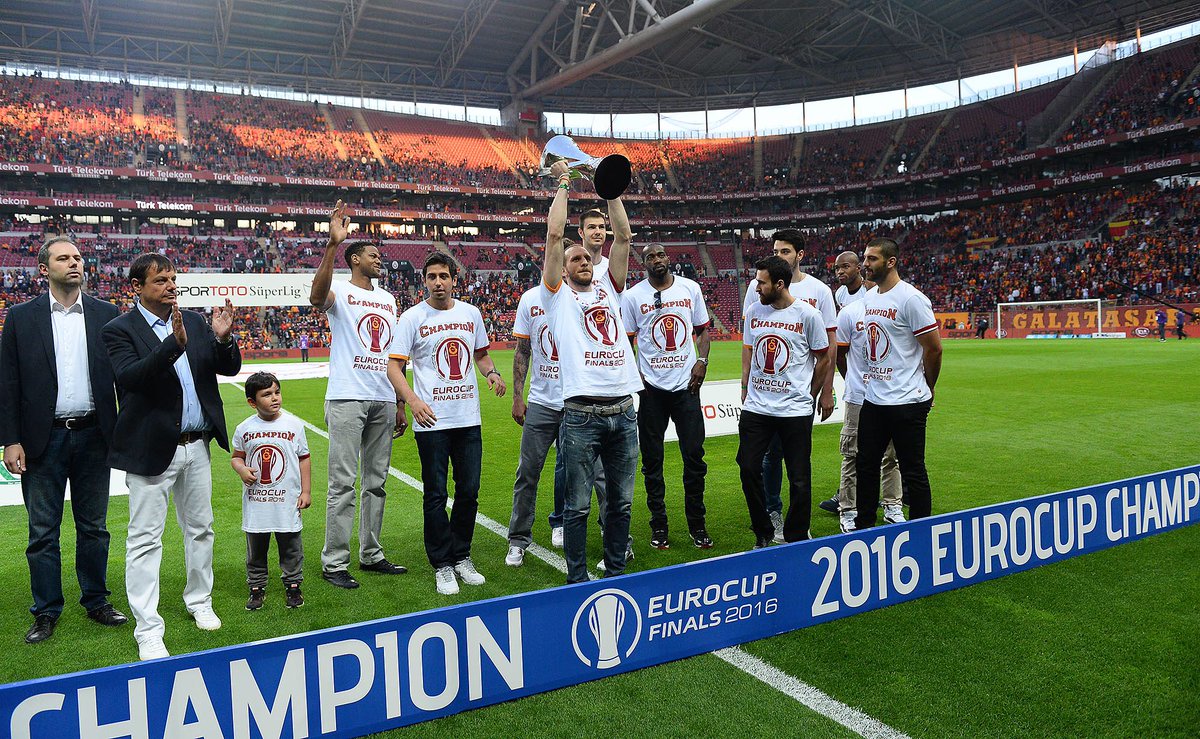 Şampiyonlar Arena’da kupayı kaldırdı.