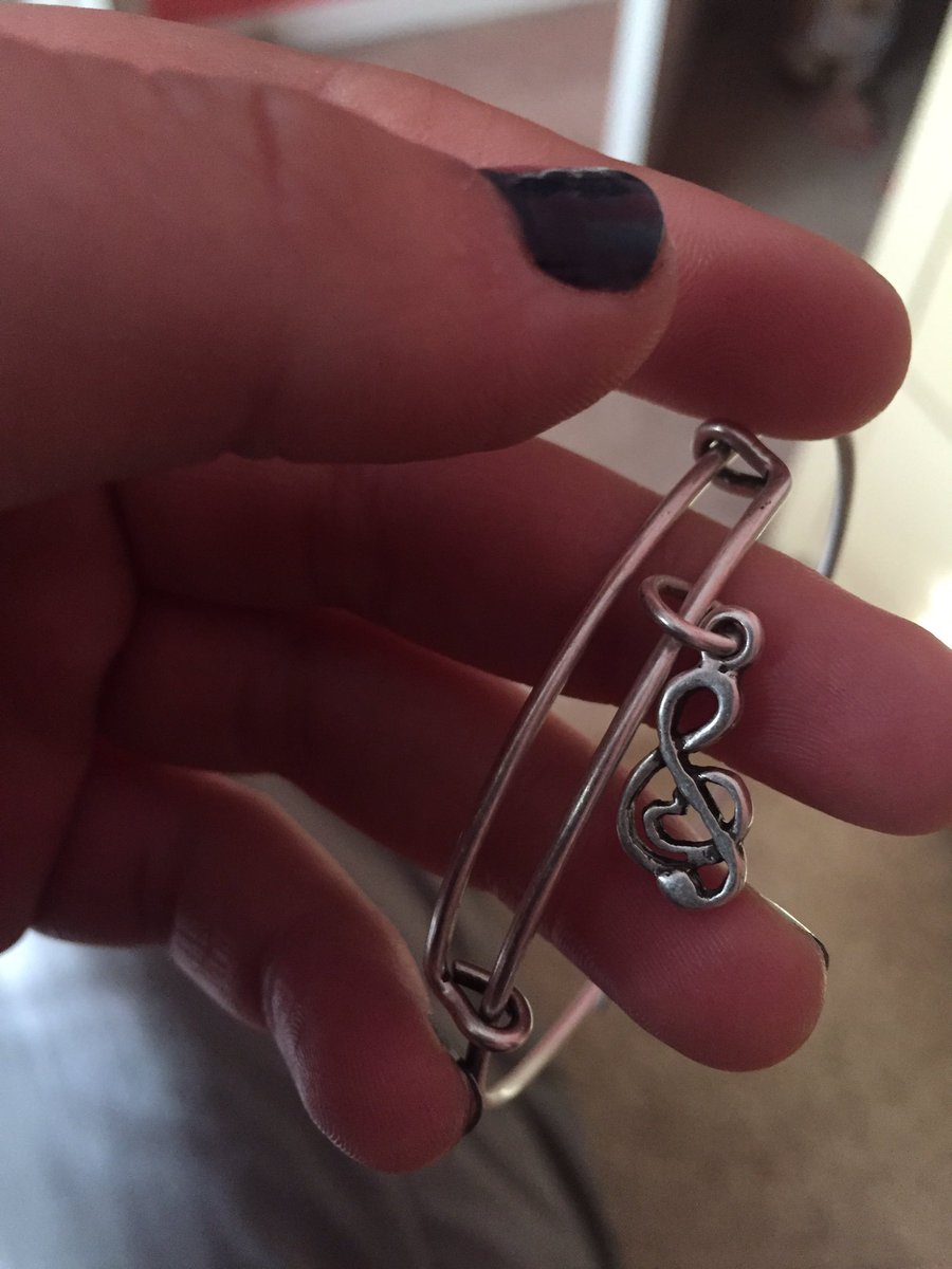 pochxii's tweet photo. when you get a bracelet as a gift and the charm isn't the clef you play in #violaproblems https://t.co/l4dN1IqtuH