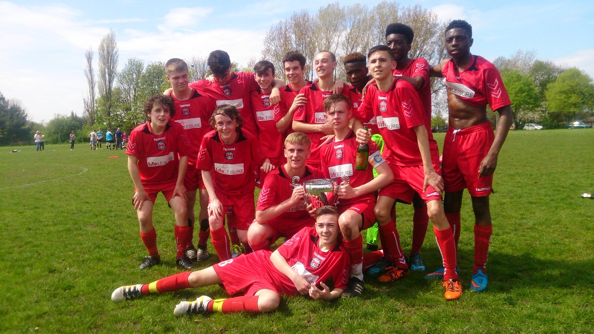 VinceLever's tweet photo. @RVillaJFC U16's after securing the league title @ReddishVillaSec 👏🏆🎉🎉🎉 https://t.co/btrKRg8rqp