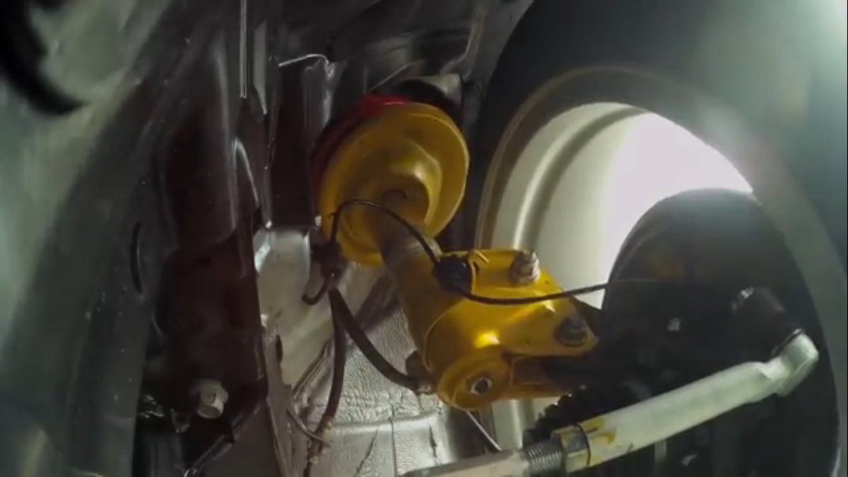 いわっき レヴォーグstiスポーツには S7にも採用されたビルシュタインの ダンプマチック を採用 微低速域ではまずコンフォートバルブが滑らかに動き 速度が上がるにつれてメインバルブが働くという機構を持つ乗り心地も素晴らしいダンパーだ