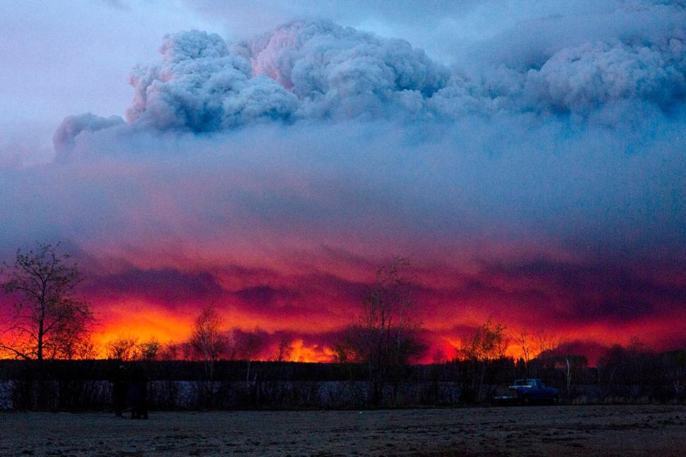 #Albertawildfire growing, some 90,000 displaced bit.ly/1s50kAi?utm_me… https://t.co/48ilBulzDR