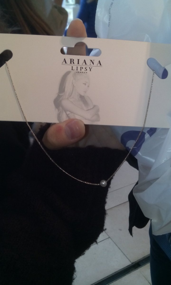 Ari_GrandeBCN's tweet photo. Uno de los collares que podreis encontrar en la Claire's. https://t.co/evFAXrZZ6W