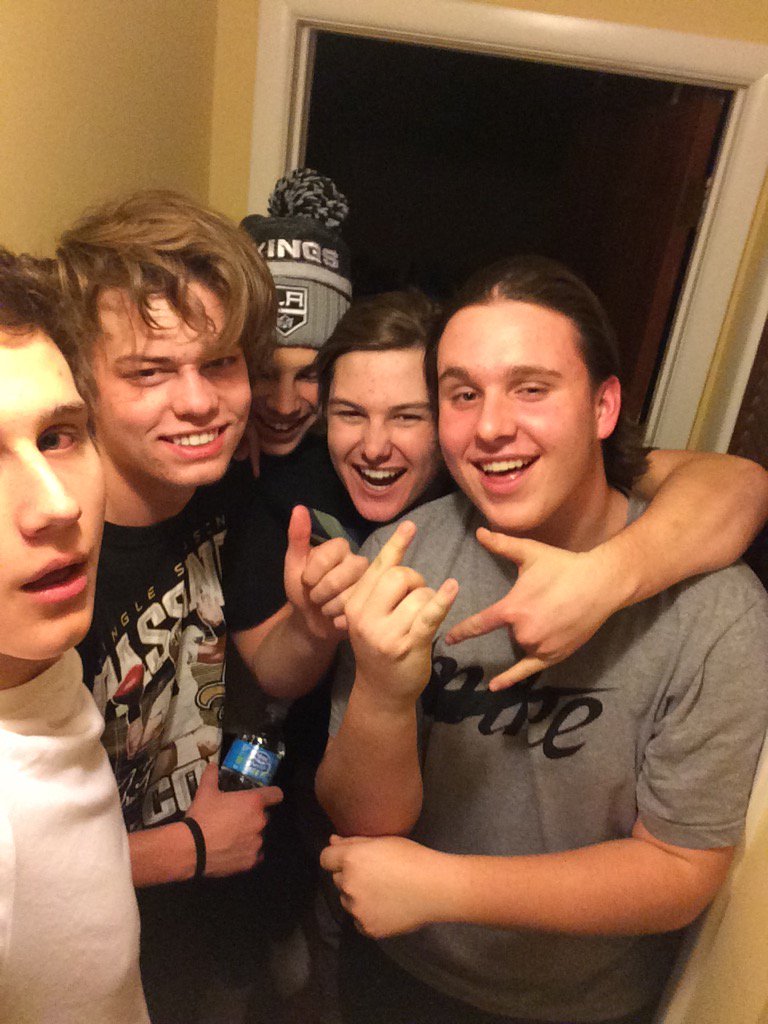 JoeDynerowicz's tweet photo. Happy birthday Lenny @colelenaers 🍻 https://t.co/DWC6g3IXXp