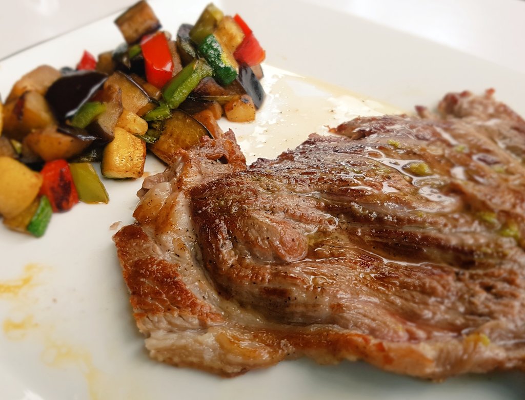 PaolaDeBBB's tweet photo. Después de la ensalada, un sabroso bistec con verduras mmmm gracias #RFermins que bueno! #cubelles #barcelona https://t.co/Y6n9vdMidb