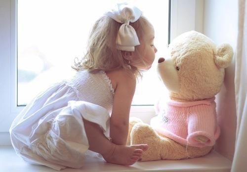 мама ребенок и солнце. женщина обнимает ребенка. мама целует. обнимает ребенка. обнимаю малышку.