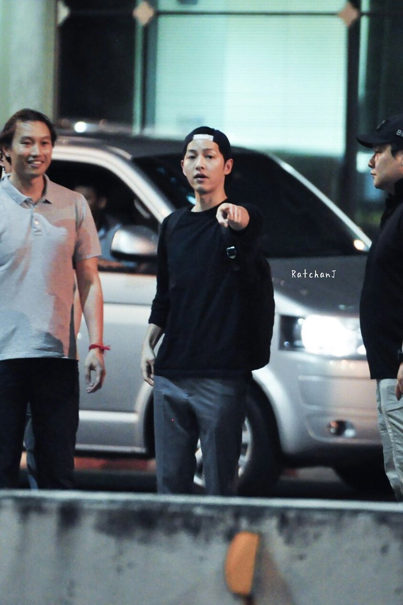 RatchanJ's tweet photo. ชี้ถามว่า อยากเดินมาใกล้ๆแฟนอีกได้ไม๊ แต่ทีมงานบอกไม่ได้ จุงกิก็ทำหน้าเสียดาย ㅠㅠ #SongJoongKiFanMeetingInBKK https://t.co/nLBVNjATdO
