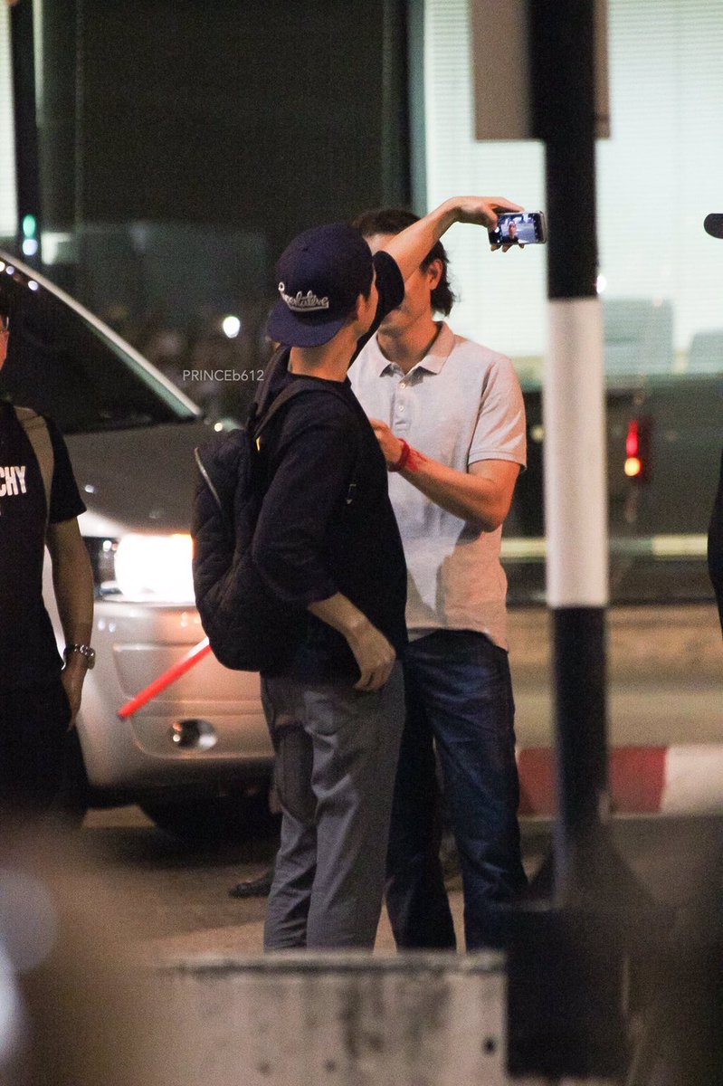 mysuga333's tweet photo. โอ้ยนางมีความน่ารักคือโบกมือไหว้เซลฟี่คือนางรักแฟนคลับมาไทยอีกน้าที่รักกก 😂#SongJoongKiFanMeetingInBKK #SongJoongKi https://t.co/wnvPrHcPz0