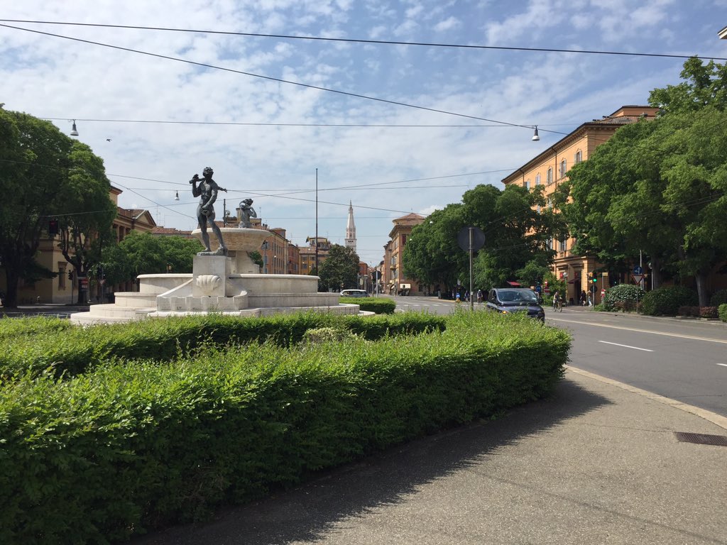 gazzettamodena's tweet photo. #Modena #LargoGaribaldi L'attesa... #avantigialli #Modenaperigia #chefinale https://t.co/Yqlc2MyGiw
