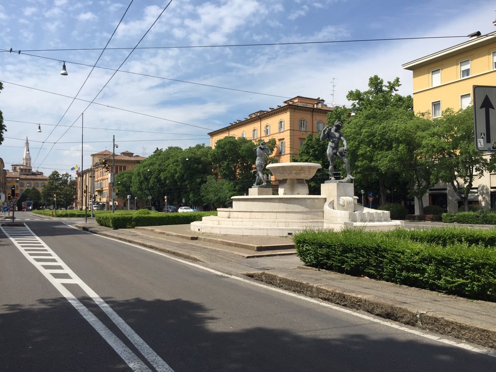 gazzettamodena's tweet photo. #Modena #LargoGaribaldi L'attesa... #avantigialli #Modenaperigia #chefinale https://t.co/Yqlc2MyGiw