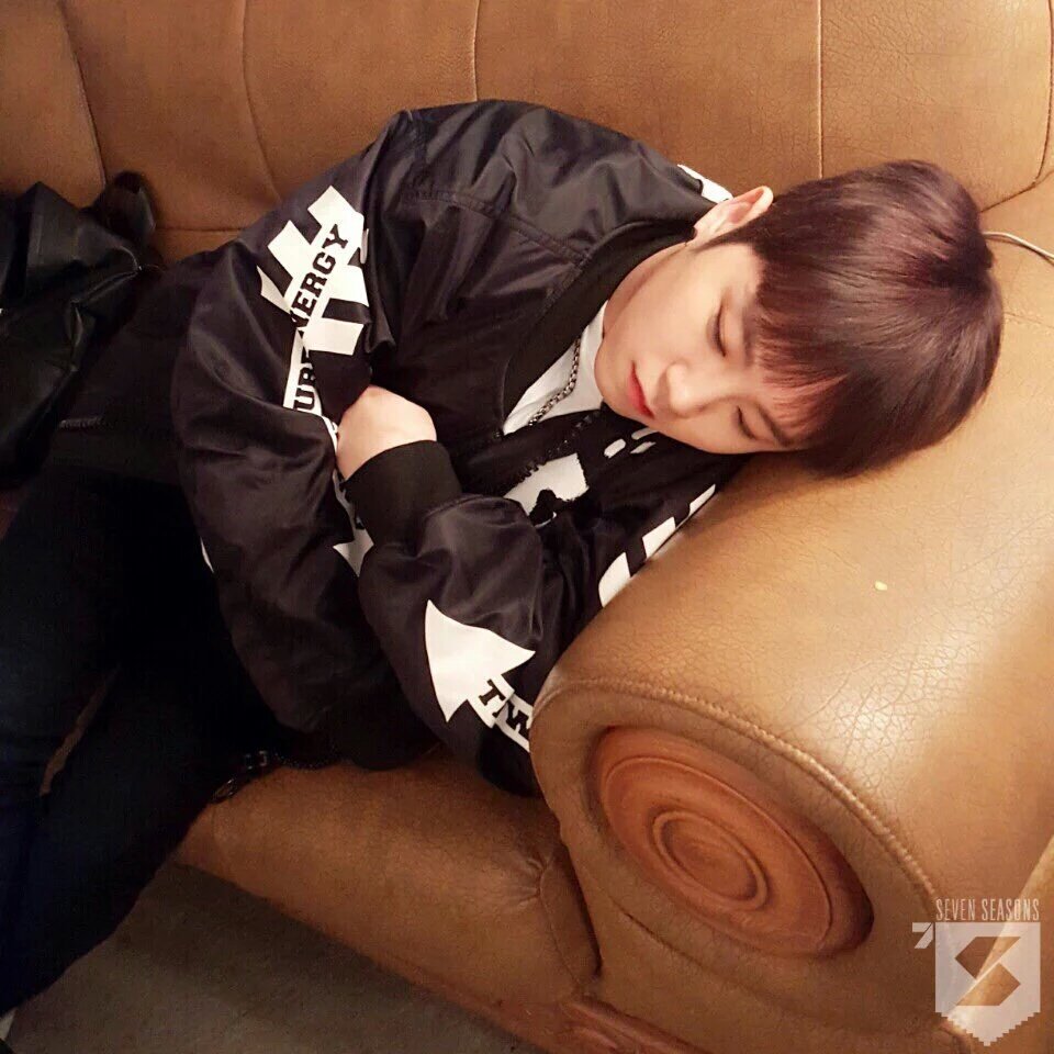 BlockBFanBE's tweet image. Ils adorent dormir n'importe ou😂😂💛🐝