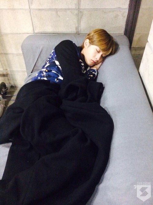 BlockBFanBE's tweet image. Ils adorent dormir n'importe ou😂😂💛🐝