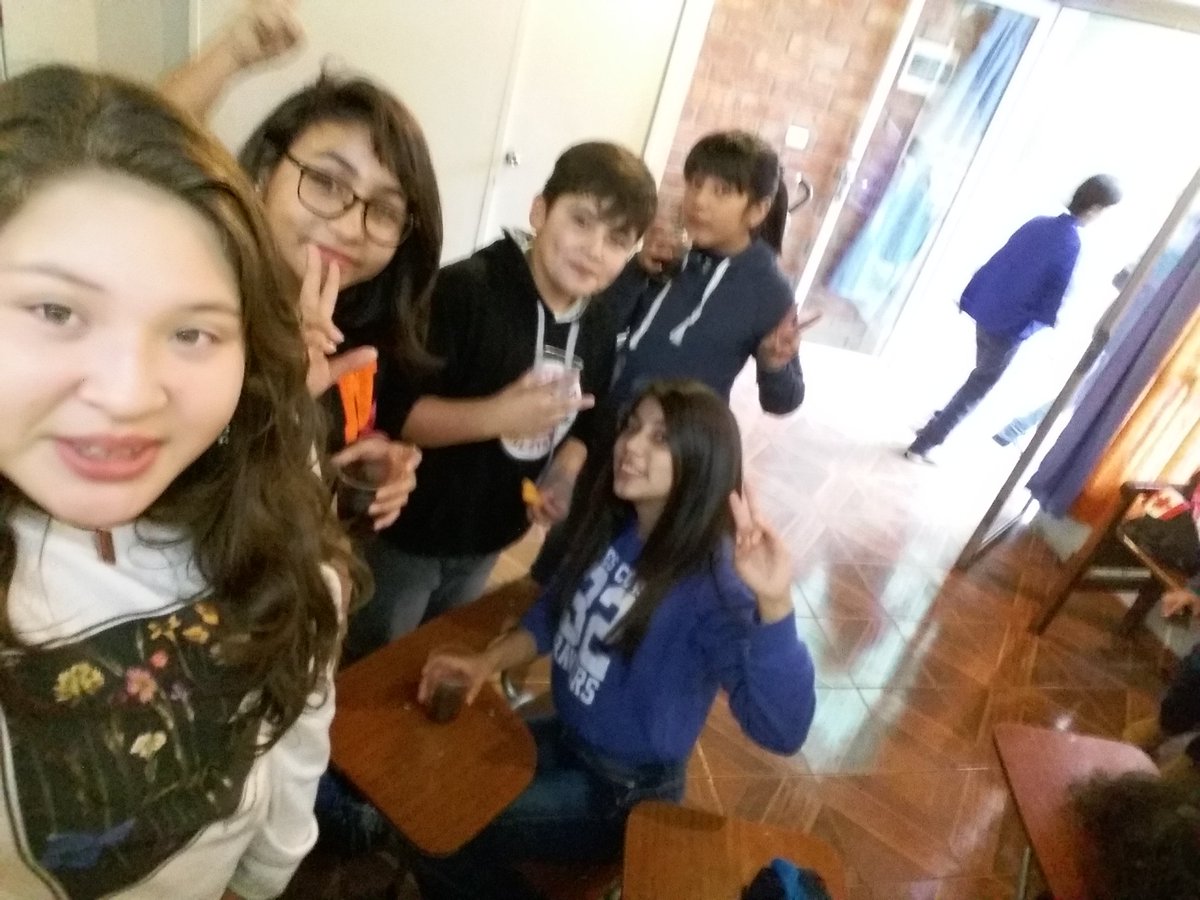 maripiperz18's tweet photo. Pasándolos la reja jajajajaj😘😘😘 https://t.co/7M3EUgpCGG