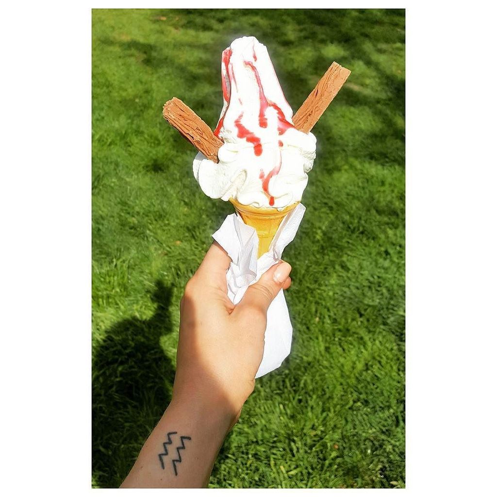 gabsalana's tweet photo. I got 99 problems but a flake ain't one #mrwhippy #firstoneofthesummer #London #parklife https://t.co/jSh6Kzb2AB https://t.co/obyTYiygpY