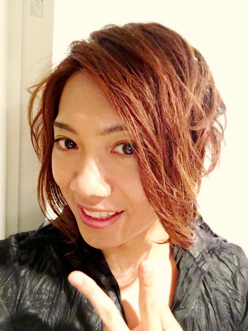 Kikkun Mk 新mssp 今日の生放送はこんな髪型 濡れた髪をワックスで揉み込んでちょっとパーマ 感を出してみた 写真より実物のほうがもっと質感いいんだけどなぁ でも湿気の多い日とか夏はこの髪型でいこうかなー 意外と気に入ったんだよ T Co