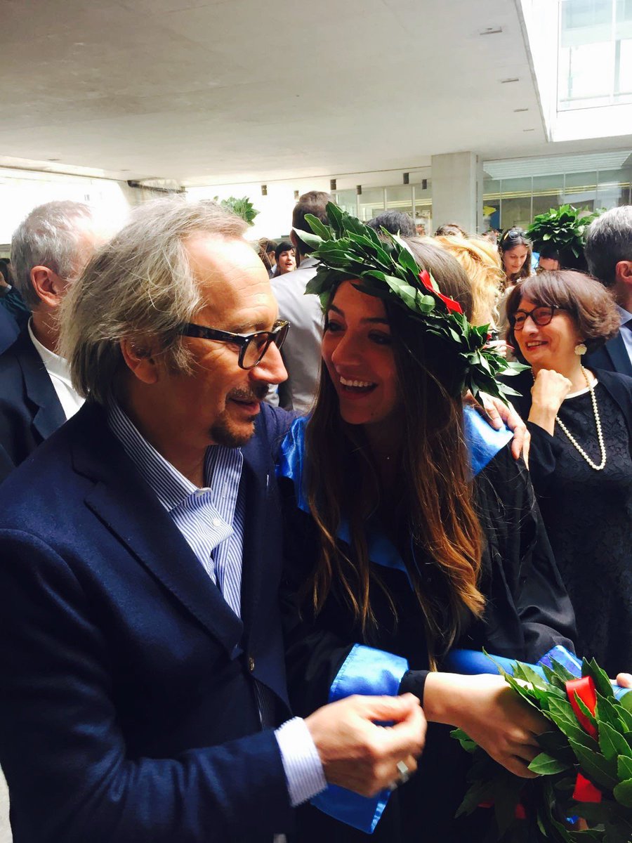 La mia laurea la dedico a te, papà. per avermi criticata e guidata nel modo più giusto, sostenendomi sempre.