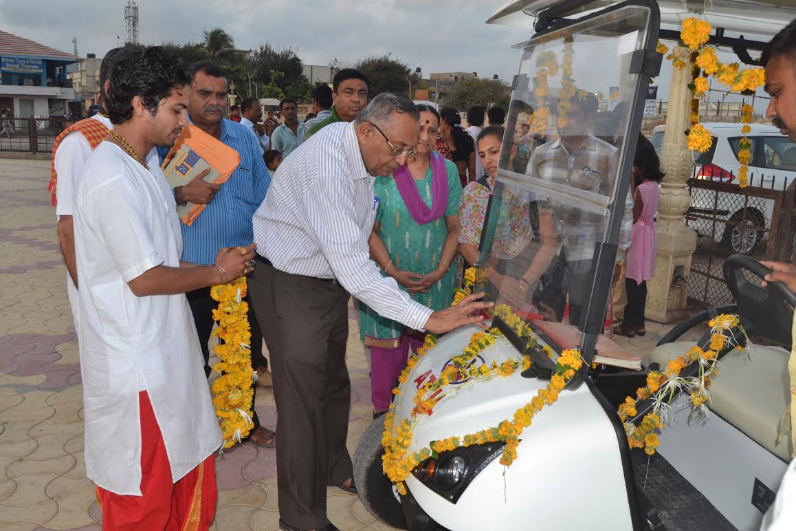 DeshGujarat's tweet image. Somnath gets new golf cart for pilgrims and govt Ayurvedic clinic for locals and pilgrims