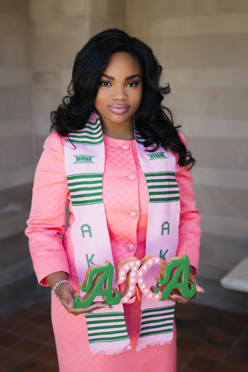 FallNightLights's tweet photo. Welcome to graduation. Good Morning. #HamptonUniversityGrad #BlackGirlMagic https://t.co/dThshvRS0d