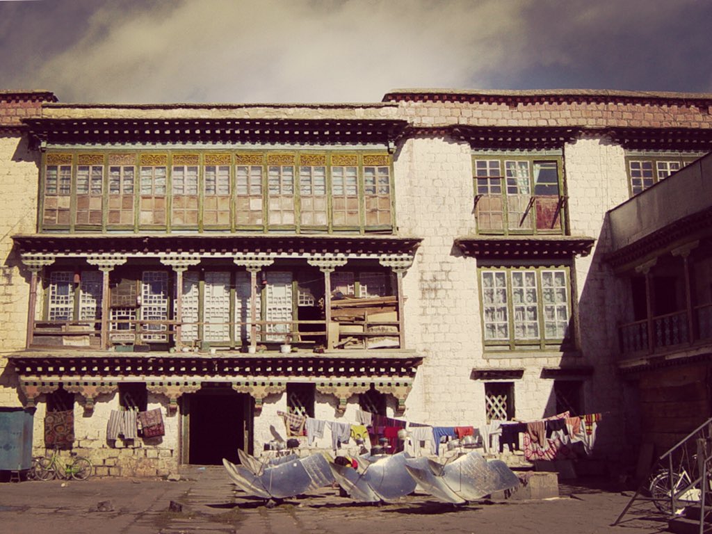 degewa's tweet image. 磕108个以上等身长头。嘉瓦仁波切千诺。图为尊者家族在拉萨的府邸尧西达孜。拍摄于2003年5月。是我第一次拍摄尧西达孜，为了写《杀劫》这本书。当时尧西达孜成了西藏大厦的职工宿舍，而文革时这里是造反派的总部、接待中国各地红卫兵的据点。