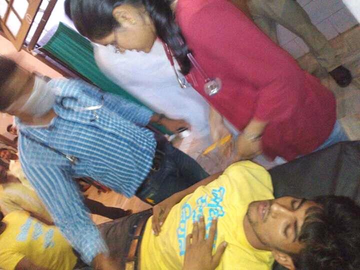 ManishJhaLive's tweet photo. @Akashtv1 @MaithilAnup  chini mil ki maag ko lekar anshan pe baithe #MSU ke student ka halat gambhir DMCH me bharti https://t.co/Da650I9iY4
