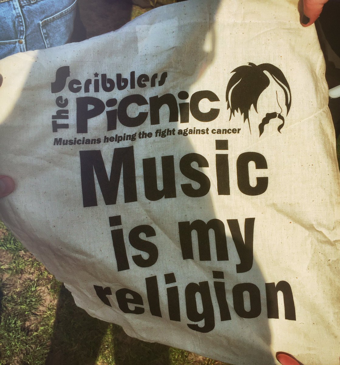 DIVIDEMUSICUK's tweet photo. Beautiful day at @Scribblerpicnic - join the fight against cancer! 🖕 https://t.co/vGKS1xFc2w