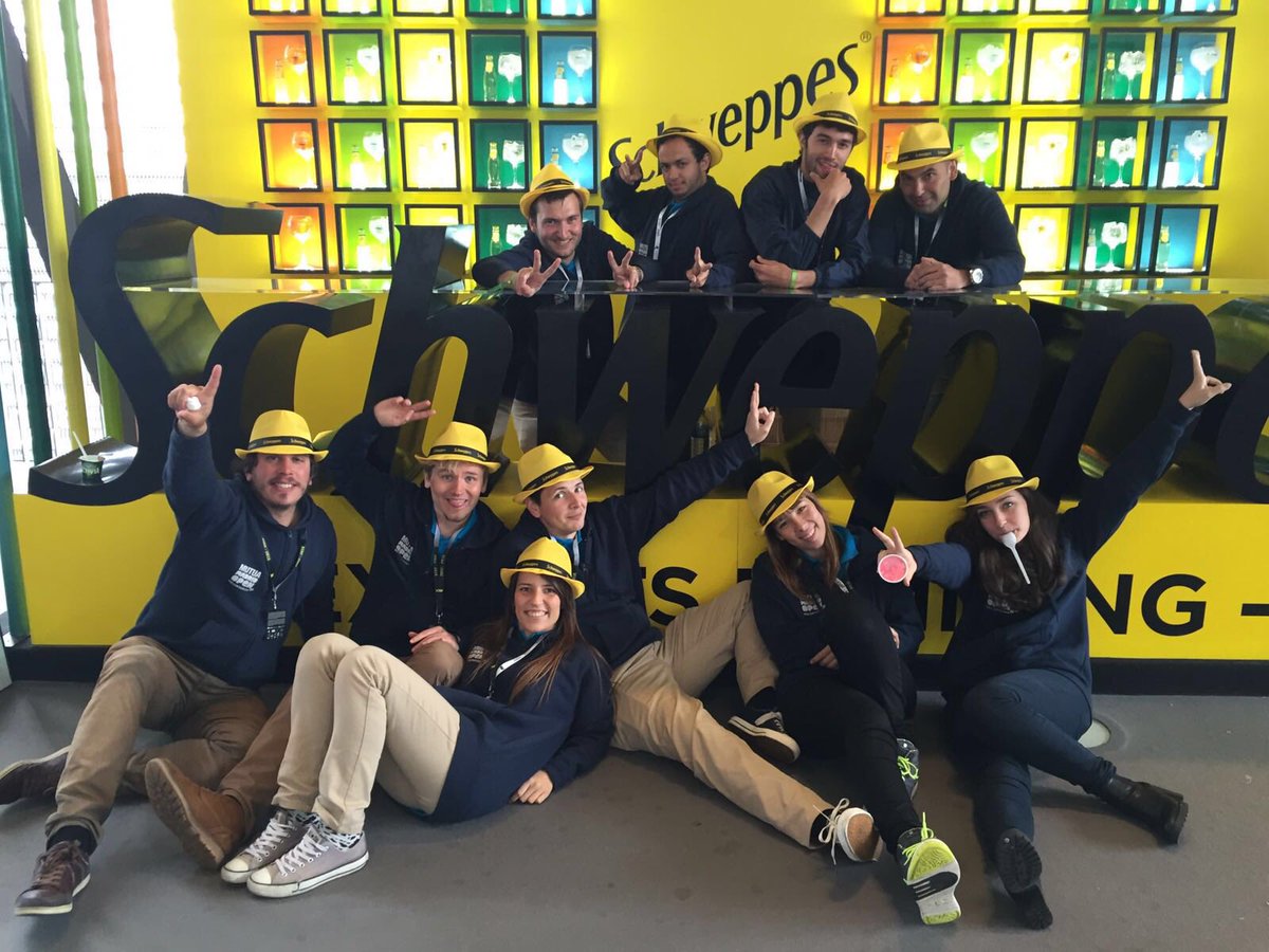TaniaClover's tweet photo. #ExpertsInTennis un poquito de Schweppes? 🍸🍸 https://t.co/482rdXd7cT