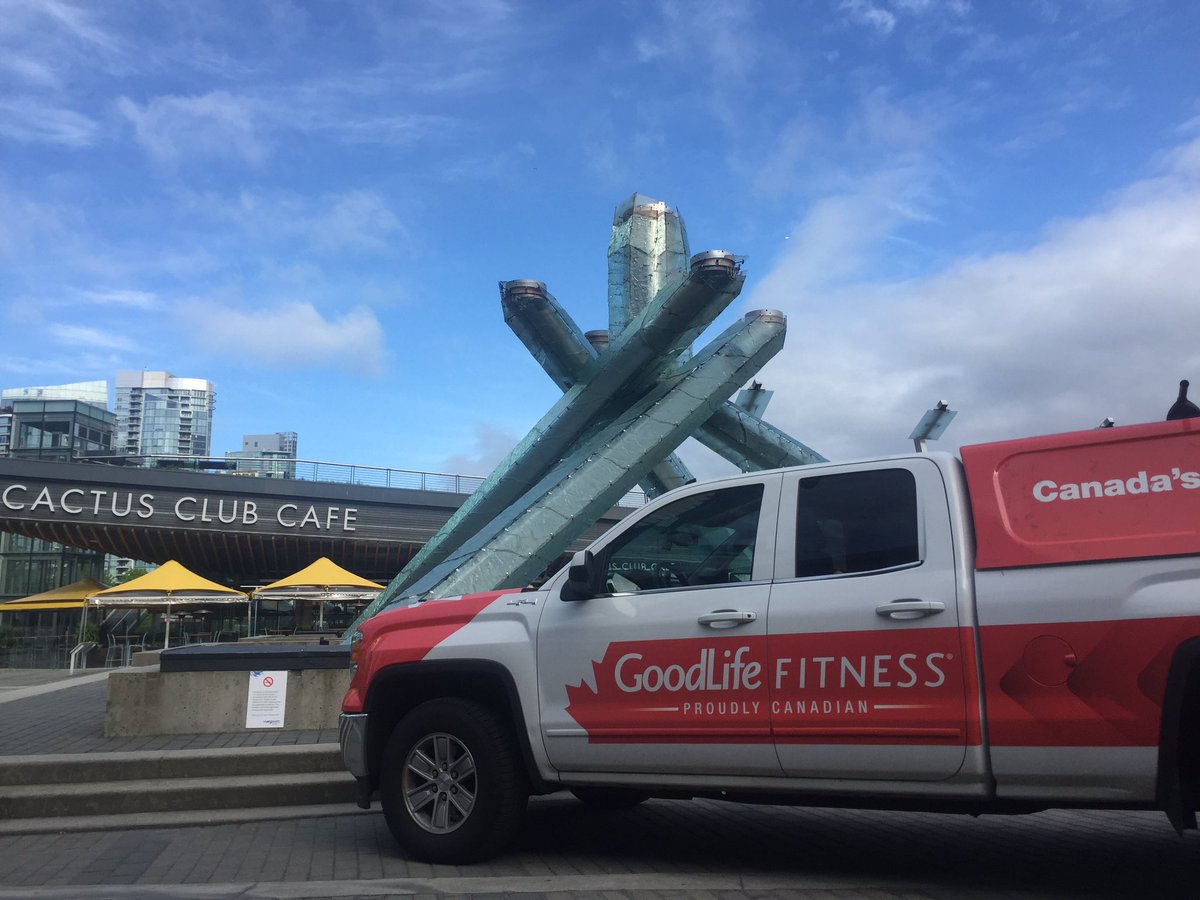 DevBonin's tweet photo. Come on down and get yourself a free 7-day trial and a tote bag, we here all morning!! @GoodLifeFitness #fitfam https://t.co/cpAuMPQDJG