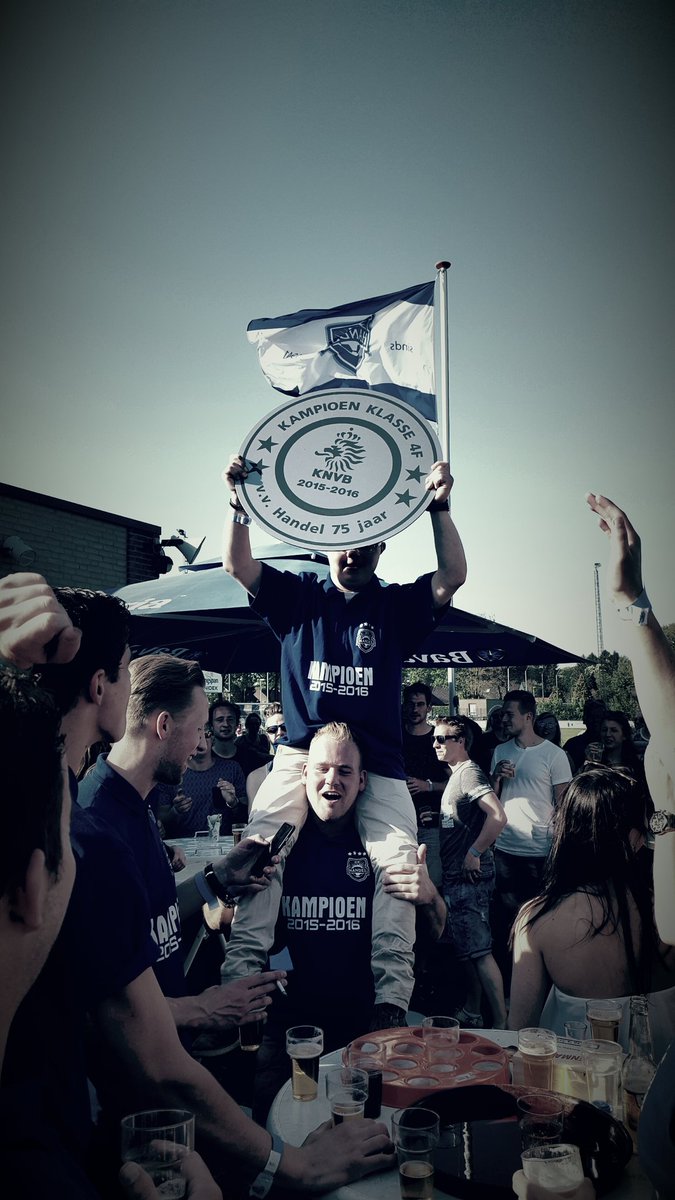 GielBos's tweet photo. We zijn het!!!!!!! Kampioen! #vvHandel #BlauweTrein https://t.co/7v9Mharjne