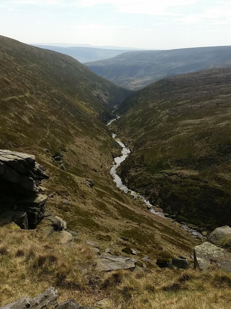 MartinRowe32's tweet photo. What a day. It's like summer. From the castles above Great Crowden Clough #peakDistrict https://t.co/Q05Kz7jQ2T