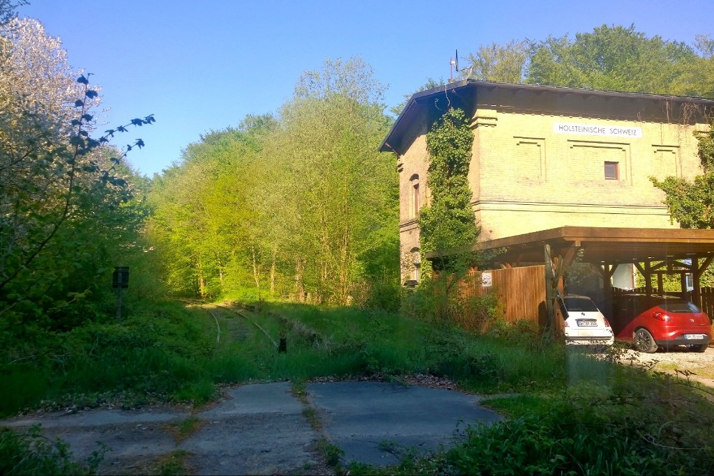 Tasso2000's tweet photo. Es gab einen Bahnhof Holsteinische Schweiz auf der Strecke Malente-Lütjenburg, bedient von "Hein Lüttenborg" #VT98 https://t.co/knOv0q29dD