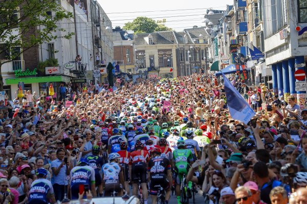 Wow! Vandaag 255.000, in totaal 575.000 bezoekers. Alle wielerfans bedankt! bit.ly/1rAWSNc  #girogelderland