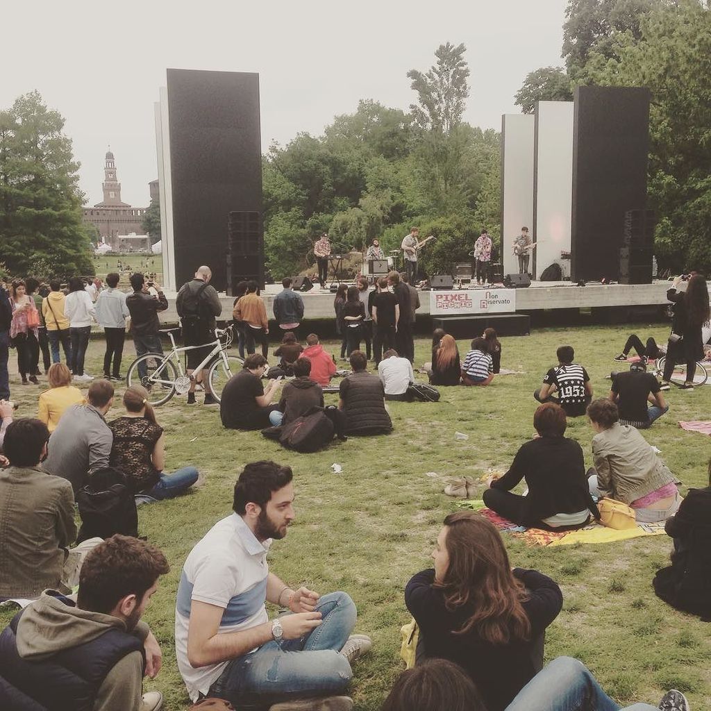 nonriservato's tweet photo. #liveFrom La musica continua a #pixelPicnic #teatroBurri #parcoSempione #milano #nonriservato by nonriservato https://t.co/nqFHCxkYkk