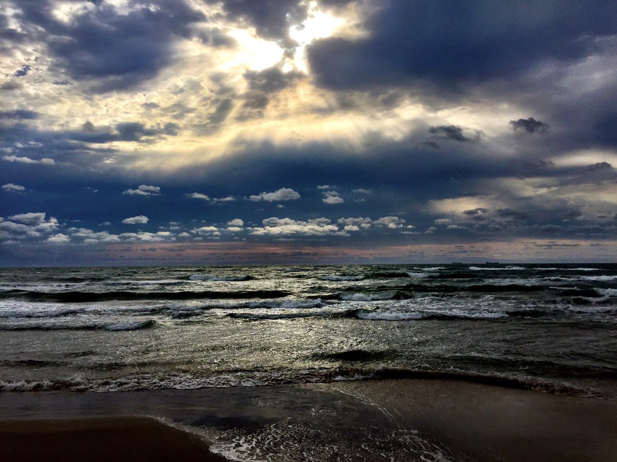 kello011's tweet photo. This morning's clouds were amazing #SouthPadreIsland. @TravisCOSW @tornadotrackers @NWSBrownsville https://t.co/iHQdB9m9Bx
